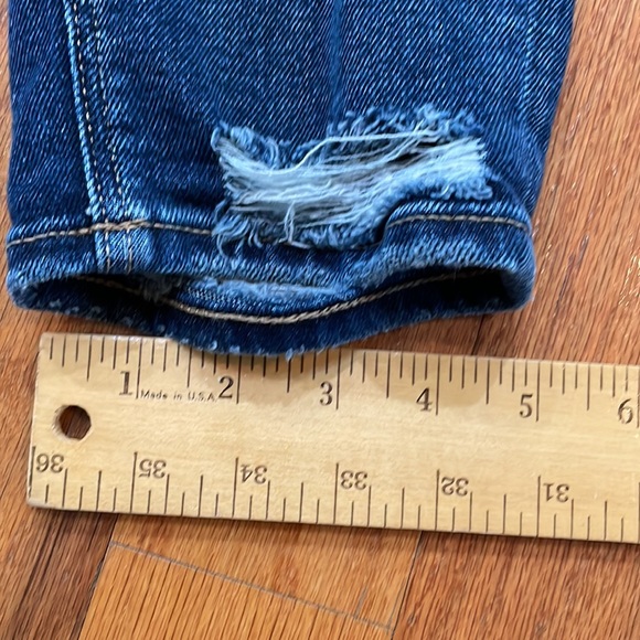American Eagle Stretch TomGirl Style Blue Jeans Deconstructed Frayed Size 4 Reg - Picture 10 of 13